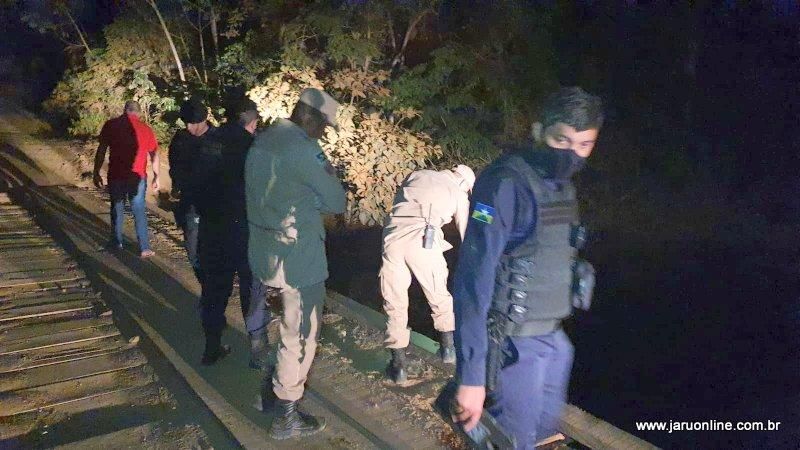 Madrasta salva vida de duas crianças após veículo cair dentro de rio em Machadinho; Pai das crianças morreu afogado Madrasta salva vida de duas crianças após veículo cair dentro de rio em Machadinho; Pai das crianças morreu afogado