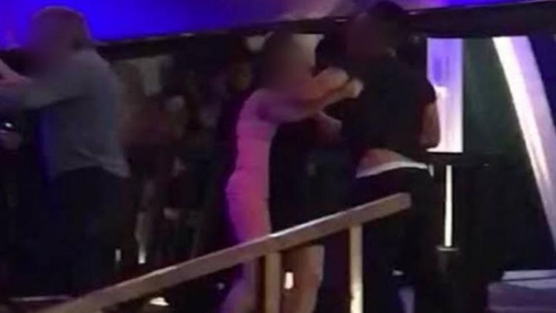 Mulher sai para se divertir com o marido, mas acaba surrada em conveniência Mulher sai para se divertir com o marido, mas acaba surrada em conveniência
