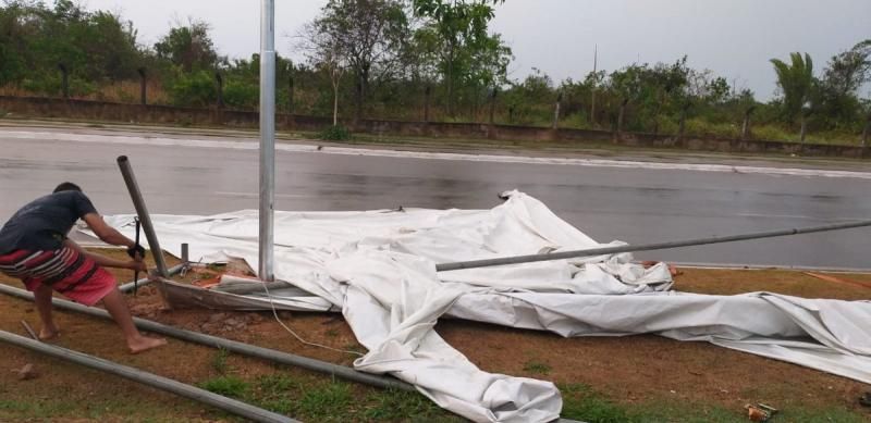 Temporal derruba árvores, poste e causa transtornos em Porto Velho; veja o vídeo Temporal derruba árvores, poste e causa transtornos em Porto Velho; veja o vídeo