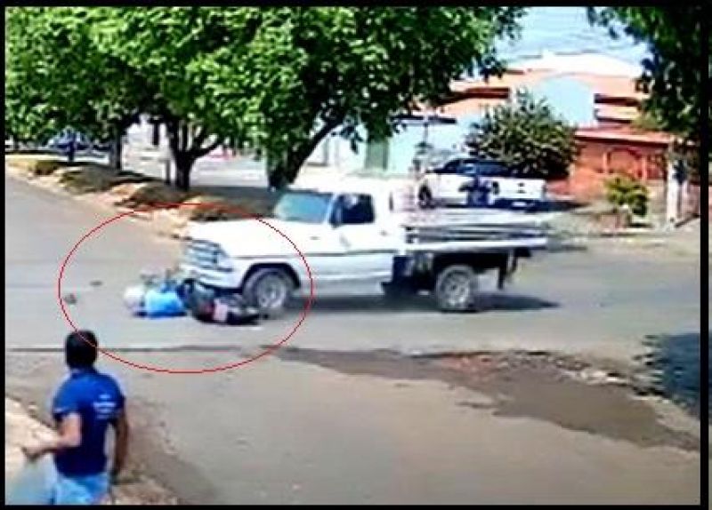 Cacoal: Motociclista sai ileso após ser arrastado por mais de dez metros por caminhonete; Veja o vídeo impressionante Cacoal: Motociclista sai ileso após ser arrastado por mais de dez metros por caminhonete; Veja o vídeo impressionante