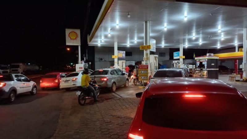 Atualização as 22 horas: Medo de desabastecimento gera filas enormes em todos os postos de combustíveis em Rolim de Moura Atualização as 22 horas: Medo de desabastecimento gera filas enormes em todos os postos de combustíveis em Rolim de Moura