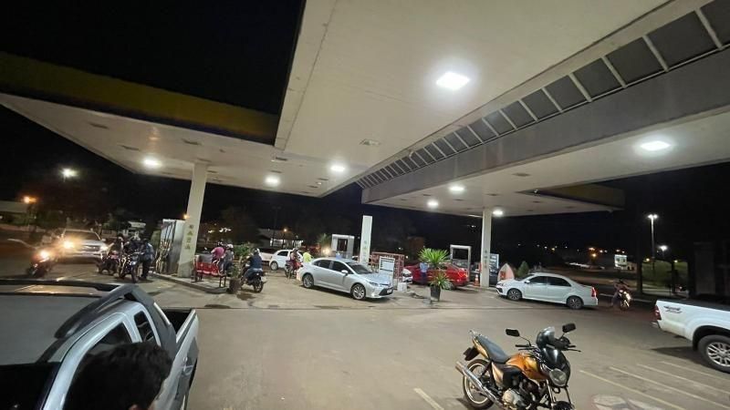 Atualização as 22 horas: Medo de desabastecimento gera filas enormes em todos os postos de combustíveis em Rolim de Moura Atualização as 22 horas: Medo de desabastecimento gera filas enormes em todos os postos de combustíveis em Rolim de Moura