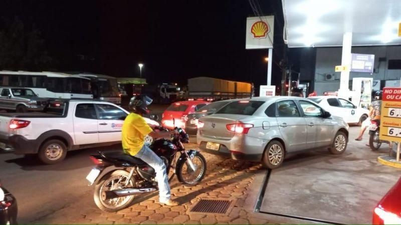 Atualização as 22 horas: Medo de desabastecimento gera filas enormes em todos os postos de combustíveis em Rolim de Moura Atualização as 22 horas: Medo de desabastecimento gera filas enormes em todos os postos de combustíveis em Rolim de Moura