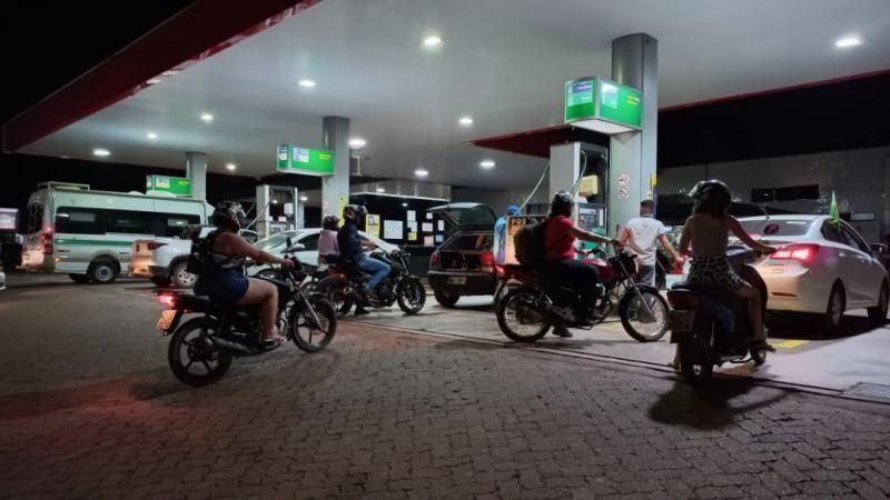 Atualização as 22 horas: Medo de desabastecimento gera filas enormes em todos os postos de combustíveis em Rolim de Moura