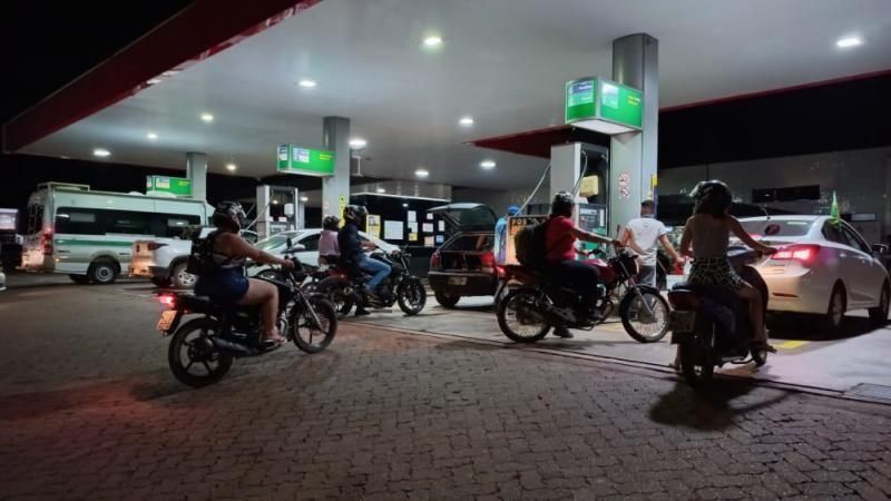 Atualização as 22 horas: Medo de desabastecimento gera filas enormes em todos os postos de combustíveis em Rolim de Moura Atualização as 22 horas: Medo de desabastecimento gera filas enormes em todos os postos de combustíveis em Rolim de Moura