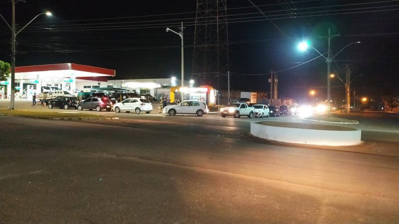 Atualização as 22 horas: Medo de desabastecimento gera filas enormes em todos os postos de combustíveis em Rolim de Moura Atualização as 22 horas: Medo de desabastecimento gera filas enormes em todos os postos de combustíveis em Rolim de Moura