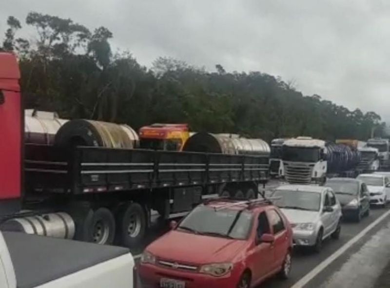Caminhoneiros bloqueiam rodovias em pelo menos 13 estados; Bolsonaro, por outro lado, pede que rodovias sejam liberadas; ouça o áudio