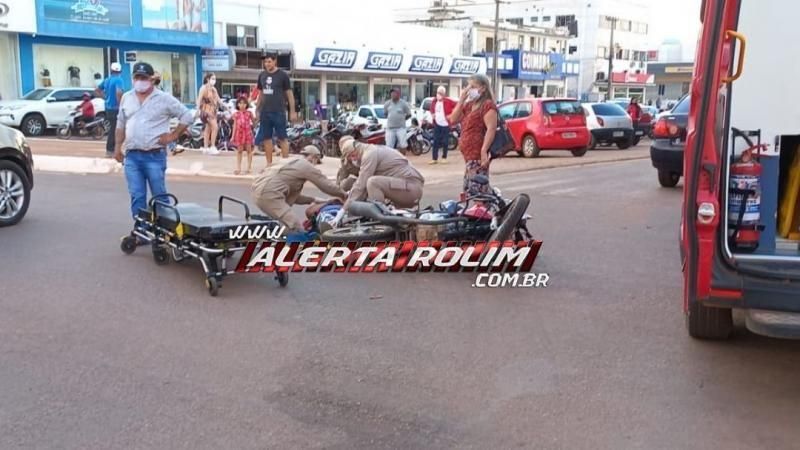 Colisão entre moto e carro deixa uma pessoa ferida no Centro de Rolim de Moura