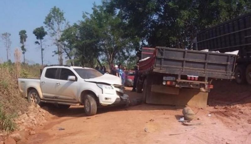 Condutor perde controle de caminhonete e colide contra caminhão na zona rural de Machadinho