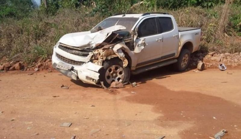 Condutor perde controle de caminhonete e colide contra caminhão na zona rural de Machadinho