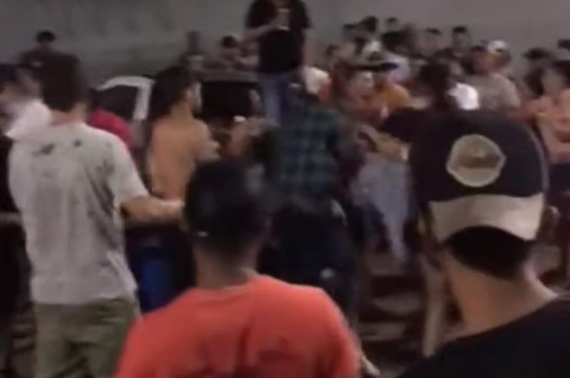 Briga generalizada deixa homens feridos a facadas e garrafadas em Cerejeiras; veja o vídeo Briga generalizada deixa homens feridos a facadas e garrafadas em Cerejeiras; veja o vídeo