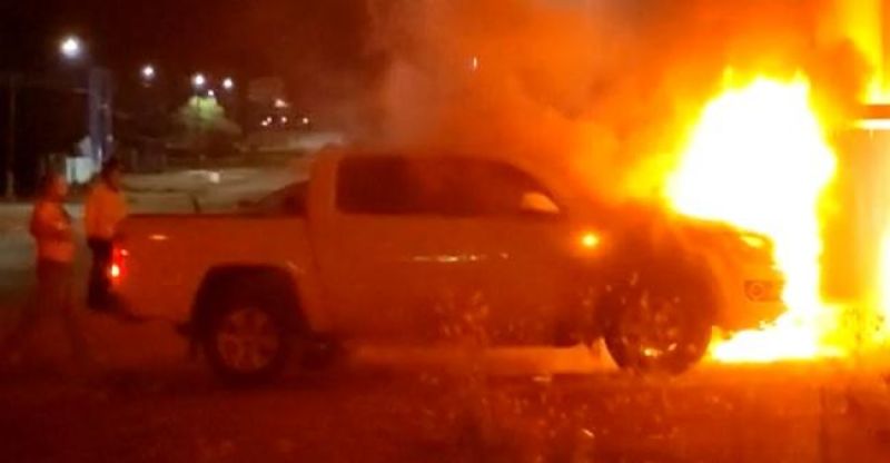Caminhonete pega fogo na marginal da BR-364 e mobiliza bombeiros em Pimenta Bueno; veja o vídeo Caminhonete pega fogo na marginal da BR-364 e mobiliza bombeiros em Pimenta Bueno; veja o vídeo