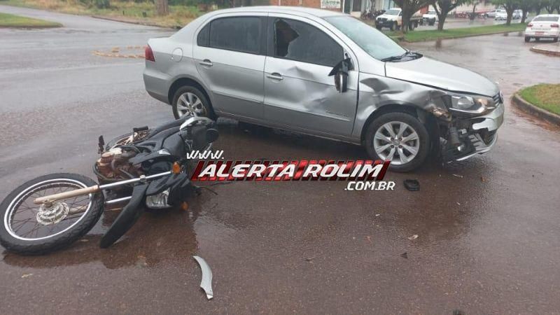 Duas pessoas ficam feridas após carro avançar via preferencial e colidir em moto em Rolim de Moura