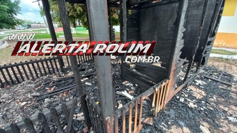 Rolim de Moura: “Casa do Papai Noel”, na Praça Durvalino de Oliveira, é destruída por incêndio; veja o vídeo