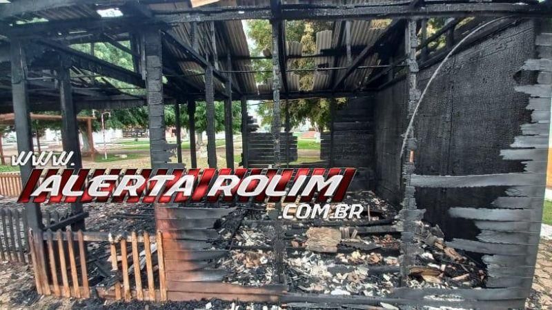 Rolim de Moura: “Casa do Papai Noel”, na Praça Durvalino de Oliveira, é destruída por incêndio; veja o vídeo