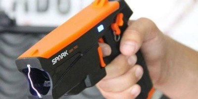 Polícia usa pistola de choque para imobilizar homem que resistia a prisão após... Polícia usa pistola de choque para imobilizar homem que resistia a prisão após...