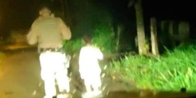Criança é encontrada sozinha na rua e população aciona a PM Criança é encontrada sozinha na rua e população aciona a PM