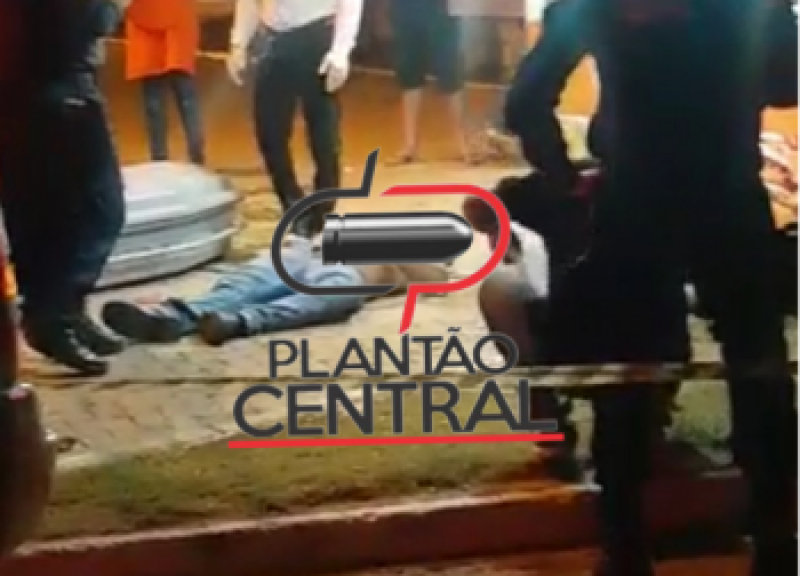 Homem é executado a tiros enquanto esperava lanche em trailer em Ji-Paraná