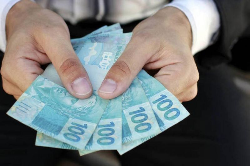Após divergências e reações negativas, governo adia anúncio do Auxílio Brasil de R$ 400 Após divergências e reações negativas, governo adia anúncio do Auxílio Brasil de R$ 400