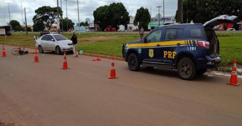 Idoso morre após ser atingido por carro enquanto pedalava de bicicleta Idoso morre após ser atingido por carro enquanto pedalava de bicicleta