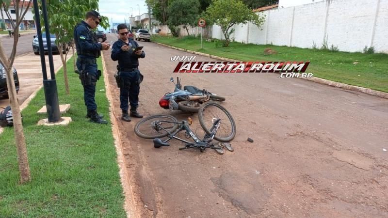 Mulher é encaminhada a Cacoal, após colisão entre moto e bicicleta na esquina da UPA de Rolim de Moura Mulher é encaminhada a Cacoal, após colisão entre moto e bicicleta na esquina da UPA de Rolim de Moura