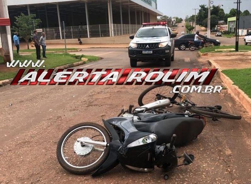 Mulher é encaminhada a Cacoal, após colisão entre moto e bicicleta na esquina da UPA de Rolim de Moura Mulher é encaminhada a Cacoal, após colisão entre moto e bicicleta na esquina da UPA de Rolim de Moura