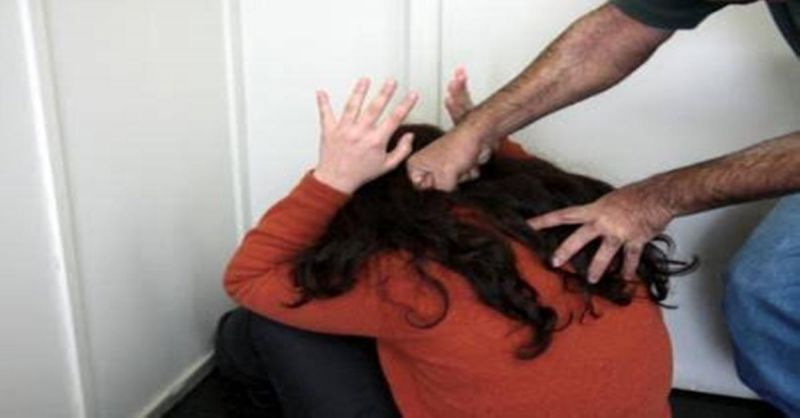 Namorado é acusado de espancar mulher que bebia na vizinha Namorado é acusado de espancar mulher que bebia na vizinha