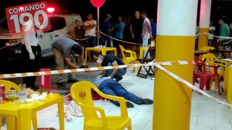 Homem é morto a tiros enquanto bebia cerveja em lanchonete de Ji-Paraná; Câmera registra momento do crime