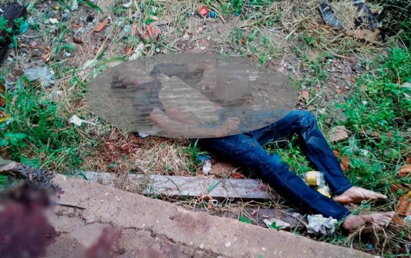 Dois homens são assassinados a golpe de faca e pauladas em Cacoal Dois homens são assassinados a golpe de faca e pauladas em Cacoal