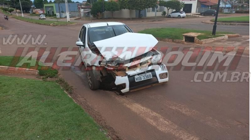 Colisão entre dois carros foi registrada nesta manhã de sábado em Rolim de Moura Colisão entre dois carros foi registrada nesta manhã de sábado em Rolim de Moura