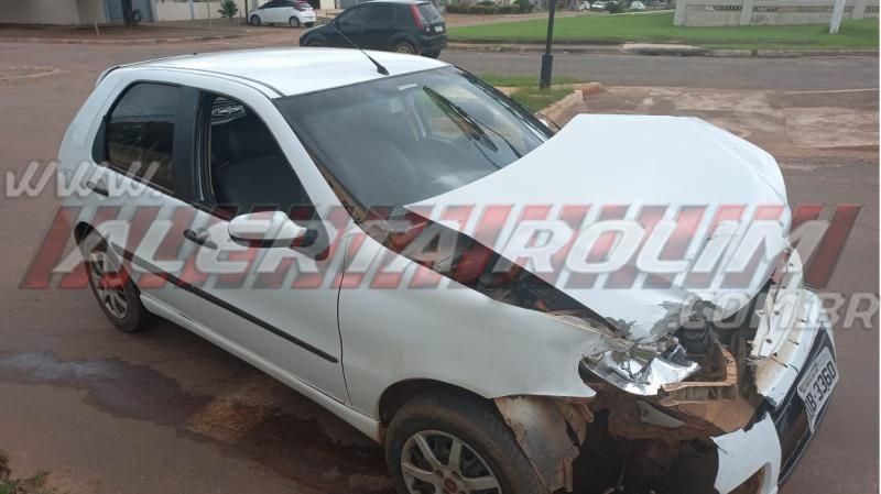 Colisão entre dois carros foi registrada nesta manhã de sábado em Rolim de Moura Colisão entre dois carros foi registrada nesta manhã de sábado em Rolim de Moura