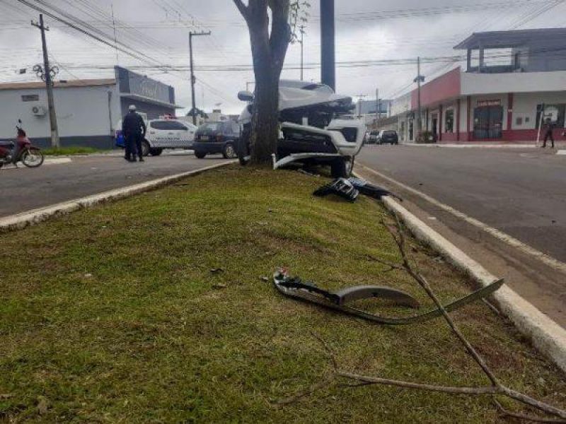 Após colisão, motorista bate carro em árvore em Vilhena; veja o vídeo Após colisão, motorista bate carro em árvore em Vilhena; veja o vídeo