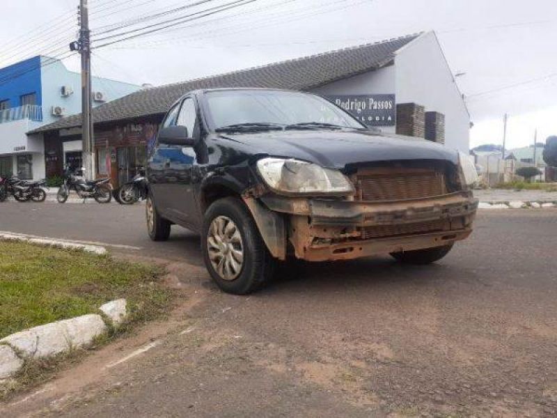 Após colisão, motorista bate carro em árvore em Vilhena; veja o vídeo Após colisão, motorista bate carro em árvore em Vilhena; veja o vídeo