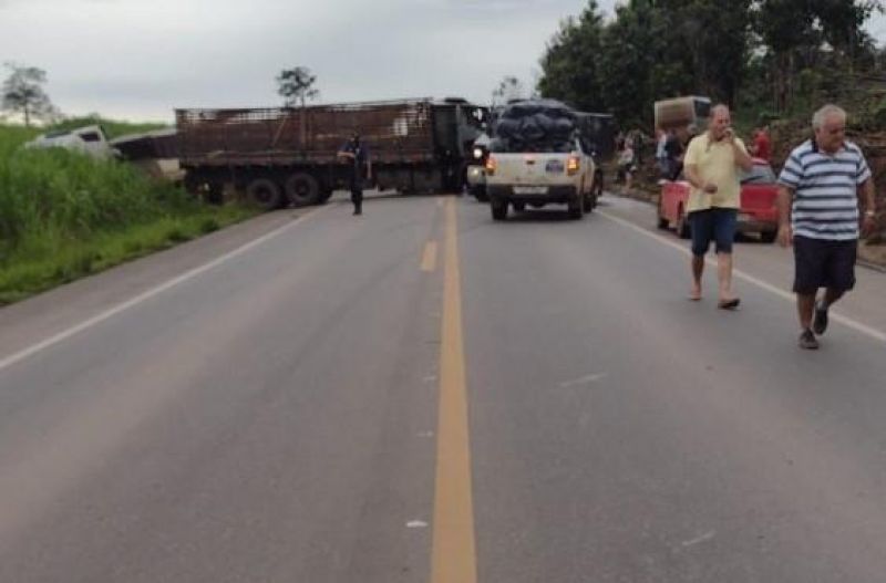 Acidente entre ônibus, caminhão e carreta deixa vários feridos na BR-364, em Ouro Preto; veja o vídeo