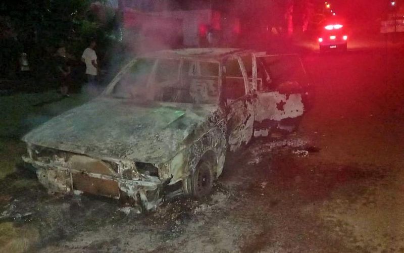 Carro é incendiado e abandonado às vésperas do Natal no meio da rua em Colorado Carro é incendiado e abandonado às vésperas do Natal no meio da rua em Colorado