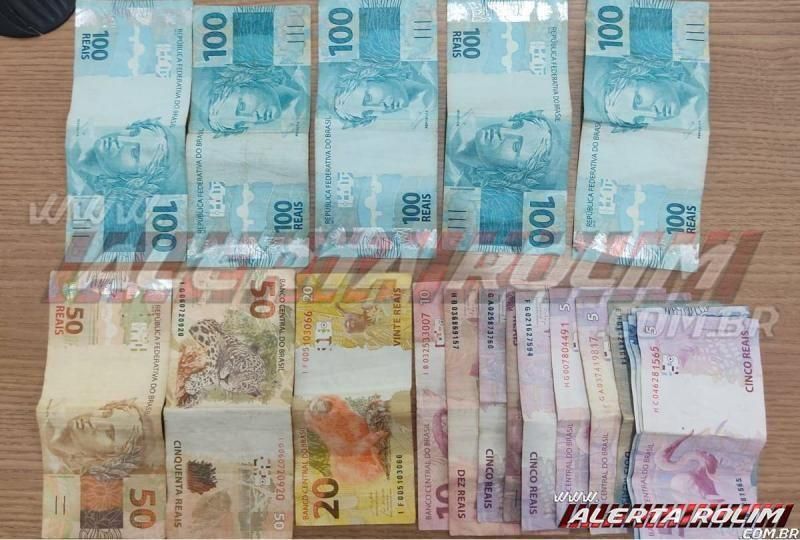 Mais de mil carteiras de cigarros contrabandeadas são apreendidas e um suspeito é preso pela PM em Novo Horizonte Mais de mil carteiras de cigarros contrabandeadas são apreendidas e um suspeito é preso pela PM em Novo Horizonte