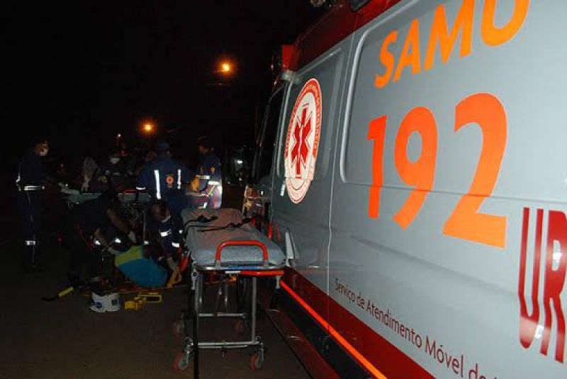 Homem é atacado a golpes de faca e pauladas por bando criminoso Homem é atacado a golpes de faca e pauladas por bando criminoso