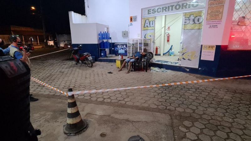 Homem é executado a tiros em pátio de posto de combustível em Ji-Paraná Homem é executado a tiros em pátio de posto de combustível em Ji-Paraná
