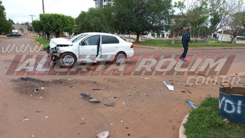 Forte colisão entre carros foi registrada no Centro de Rolim de Moura; veja o vídeo Forte colisão entre carros foi registrada no Centro de Rolim de Moura; veja o vídeo