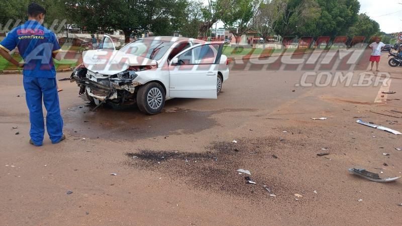 Forte colisão entre carros foi registrada no Centro de Rolim de Moura; veja o vídeo Forte colisão entre carros foi registrada no Centro de Rolim de Moura; veja o vídeo