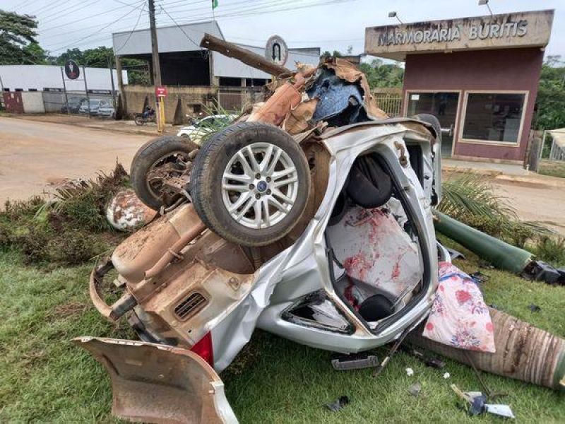 Carro fica completamente destruído em grave acidente com vítima fatal em Buritis Carro fica completamente destruído em grave acidente com vítima fatal em Buritis