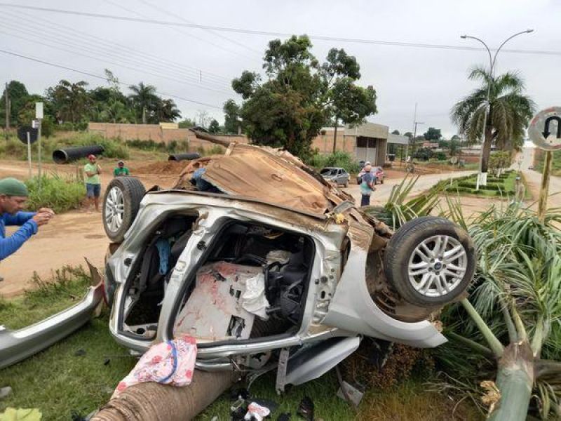 Carro fica completamente destruído em grave acidente com vítima fatal em Buritis