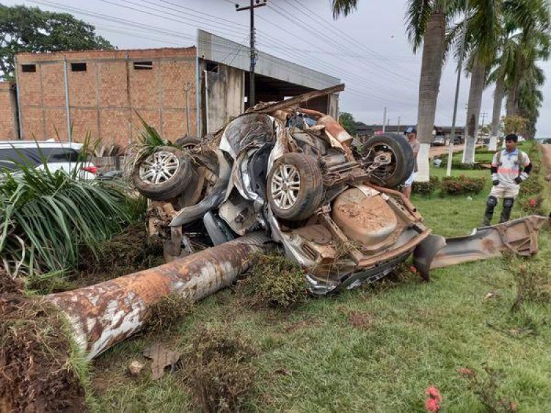 Carro fica completamente destruído em grave acidente com vítima fatal em Buritis