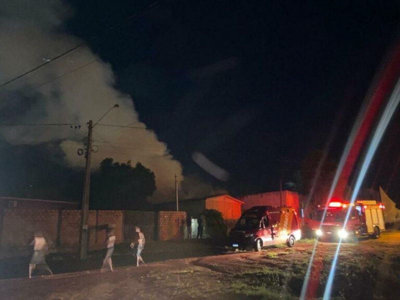 Ação rápida dos Bombeiros evitam que residência fosse destruída por incêndio em Rolim de Moura