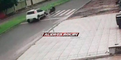 Rolim de Moura: Câmera de segurança registra momento em que carro atropela motociclista...