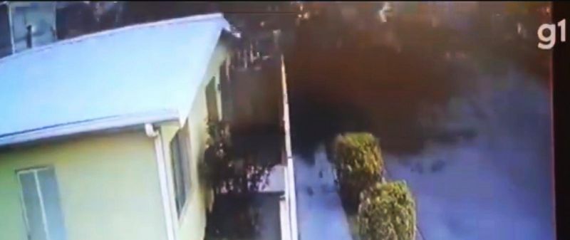 Vídeo flagra momento em que bando de pássaros sobrevoa cidade e caem mortos no chão no México Vídeo flagra momento em que bando de pássaros sobrevoa cidade e caem mortos no chão no México