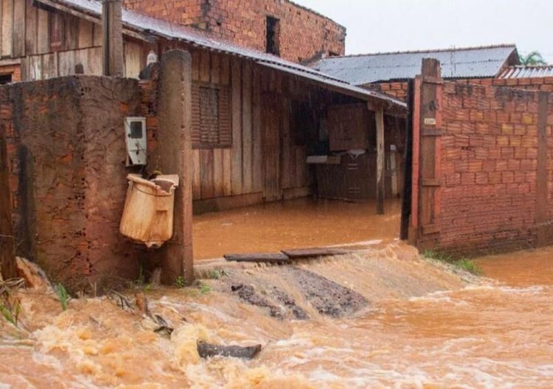 Cacoal: Elevação do rio Machado deixa pelo menos 300 famílias desabrigadas; BR-364 é interditada