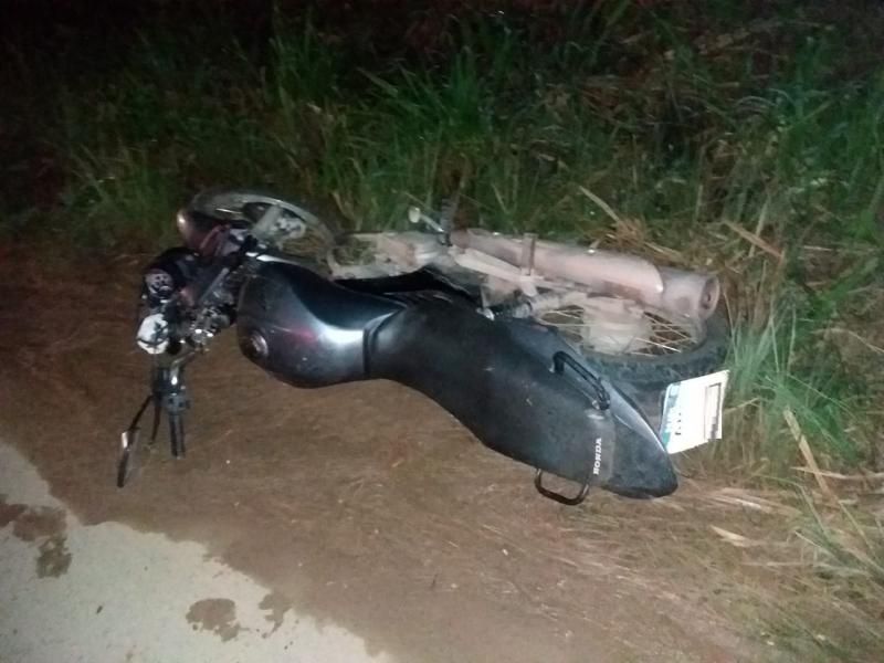 Motociclista tenta ultrapassar carreta pela direita, perde o controle e morre atropelado na BR-364 em Jaru