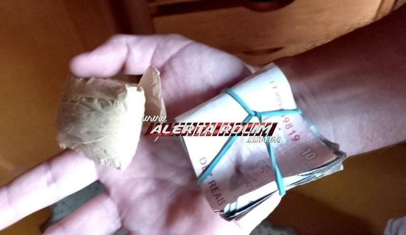 Mulher suspeita de tráfico de drogas é presa em operação da PM e PC em Rolim de Moura Mulher suspeita de tráfico de drogas é presa em operação da PM e PC em Rolim de Moura