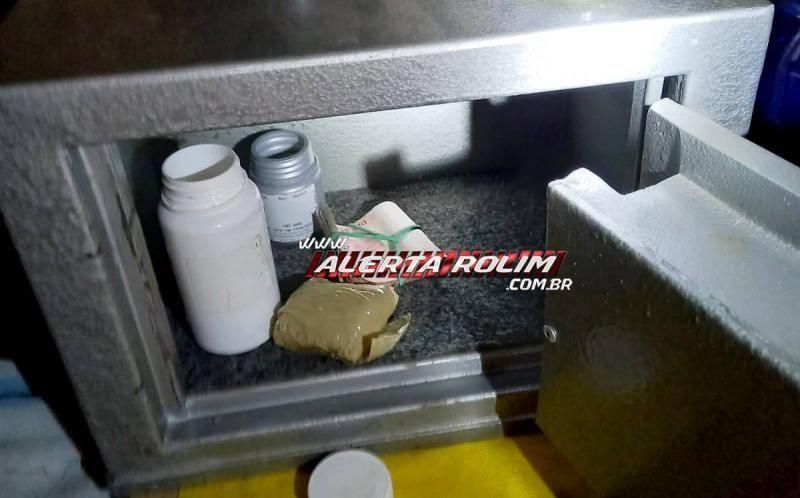 Mulher suspeita de tráfico de drogas é presa em operação da PM e PC em Rolim de Moura Mulher suspeita de tráfico de drogas é presa em operação da PM e PC em Rolim de Moura